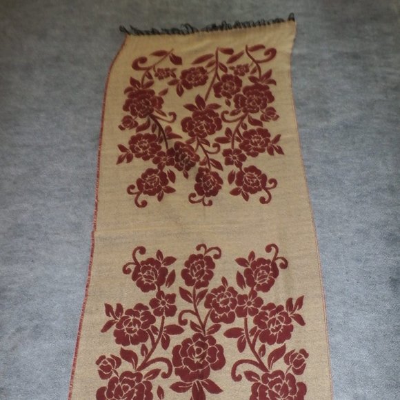 NEW  Reversible Wool Table Runner Red & Beige Floral design w/ fringe 70 x26 - Picture 4 of 7